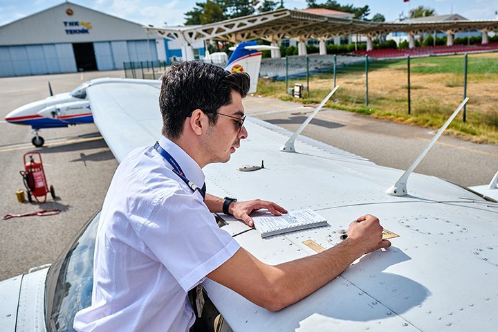 Uçuş öncesi kontrol yapan öğrenci pilot